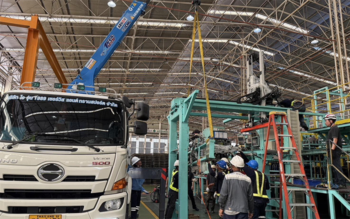 隨車吊界 “卷王” 現身東南亞廠房，一機頂十臺